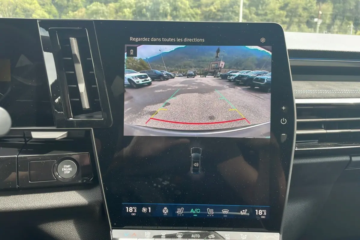 Écran central de la Renault Austral New 200 Esprit Alpine TPano montrant la caméra de recul et les commandes climatisation.