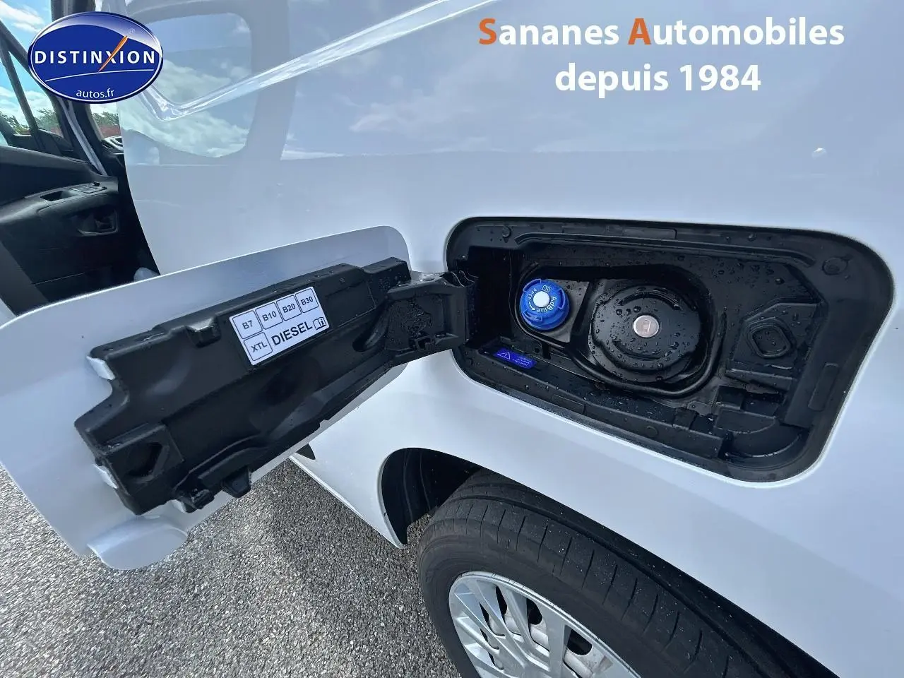 Vue rapprochée de la trappe à carburant ouverte côté gauche d’un Toyota Proace City blanc 2023 diesel.
