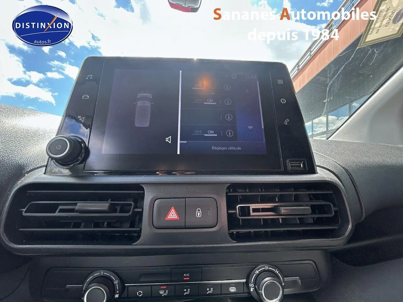 Vue rapprochée de l’écran tactile central et des commandes de climatisation du Toyota Proace City blanc 2023.