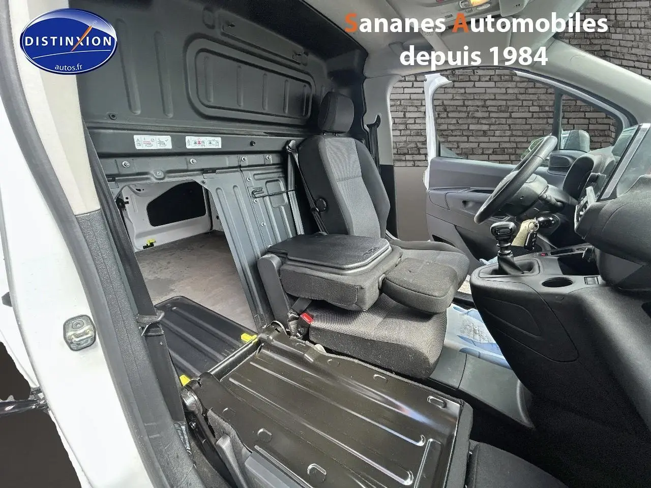 Vue intérieure côté droit du Toyota Proace City blanc 2023, banquette passager modulable avec tablette amovible.