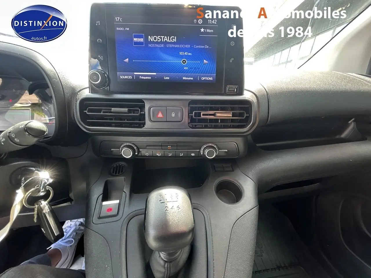 Vue intérieure centrée sur la console centrale et levier de vitesse manuelle du Toyota Proace City blanc de 2023.