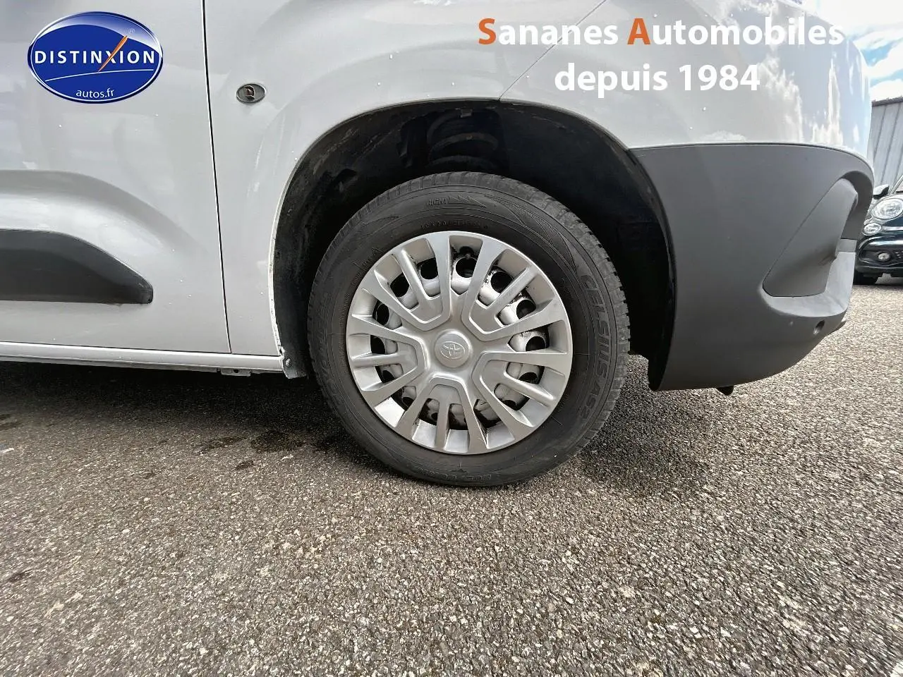Gros plan sur la roue avant droite d’un Toyota Proace City blanc avec coques de rétroviseurs noires.