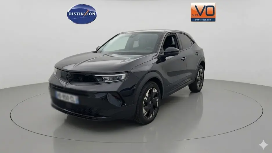 Opel Mokka électrique noir en 3/4 avant droit, avec jantes alliage 17 pouces et vitres surteintées.