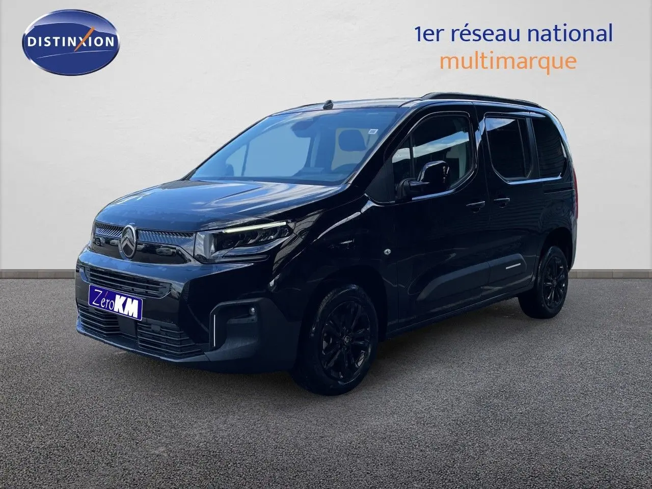 Vue 3/4 avant d'un Citroën Berlingo noir Perla Nera métallisé avec jantes noires et vitres teintées.