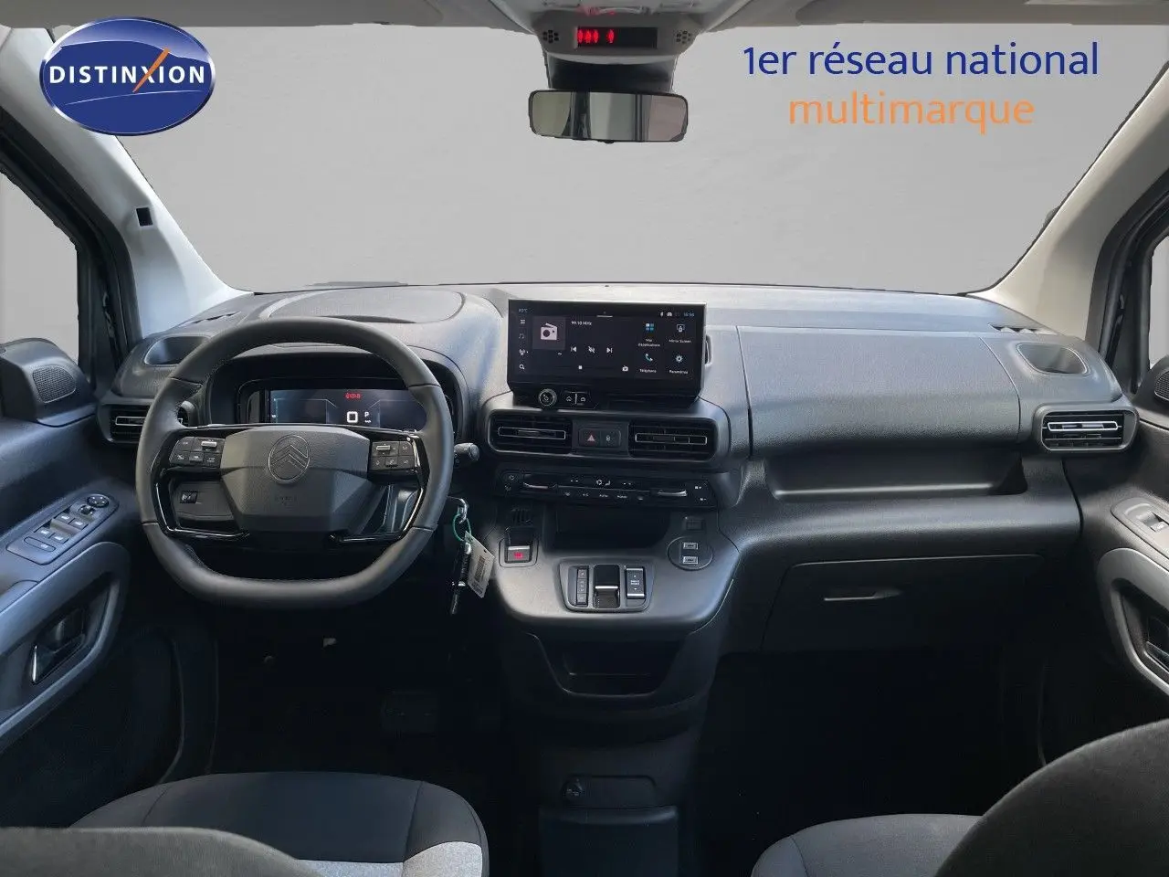 Vue intérieure avant du Citroën Berlingo 2026 noir Perla Nera, tableau de bord moderne avec écran tactile central.