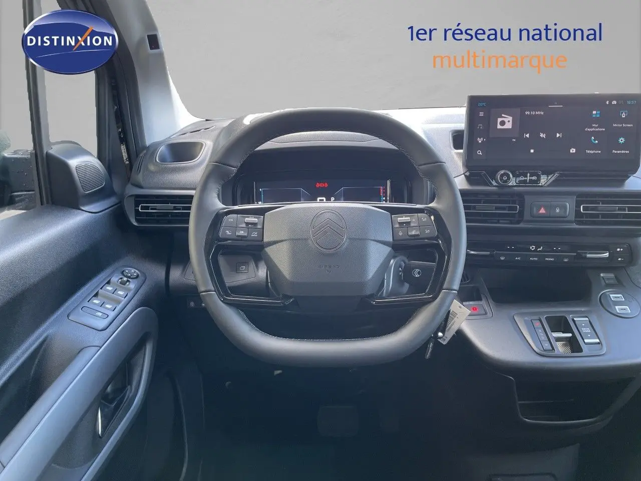 Vue intérieure centrée sur le volant et tableau de bord du Citroën Berlingo noir Perla Nera avec écran tactile moderne.