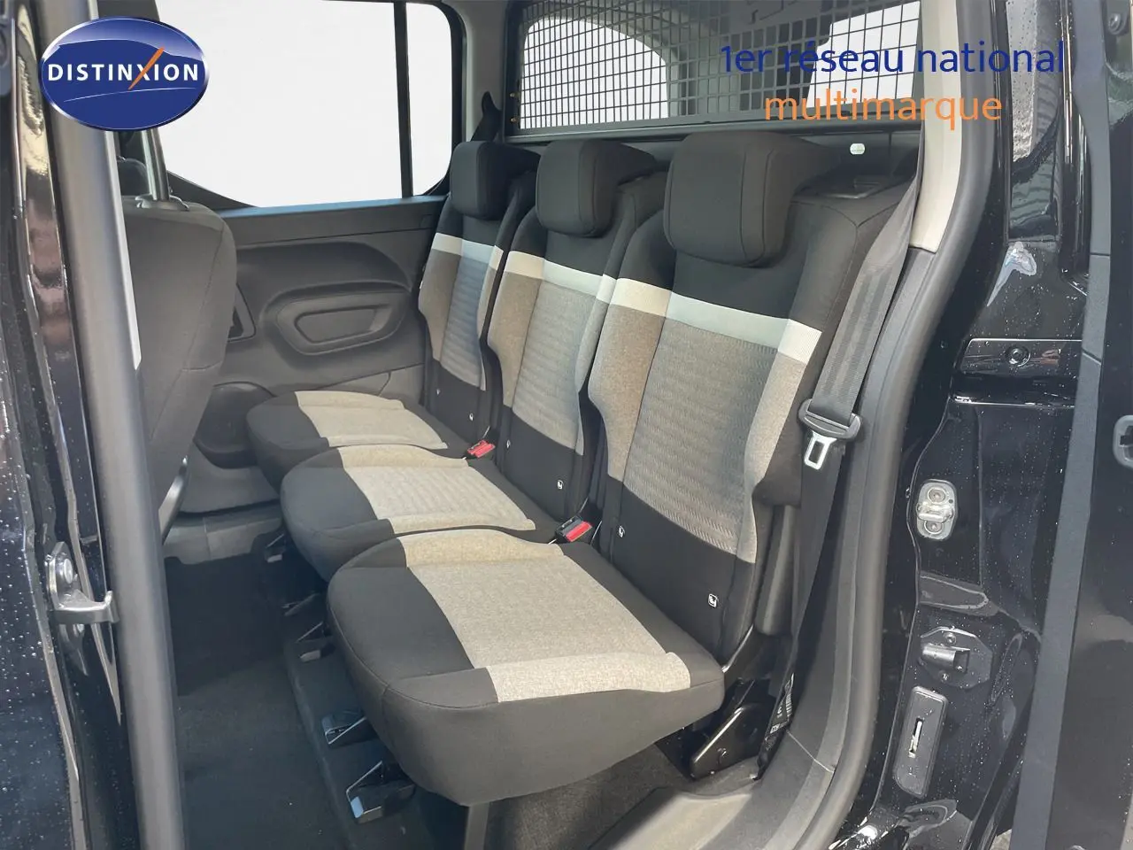 Vue intérieure côté droit sur la banquette arrière tissu gris et noir du Citroën Berlingo noir Perla Nera 2026.