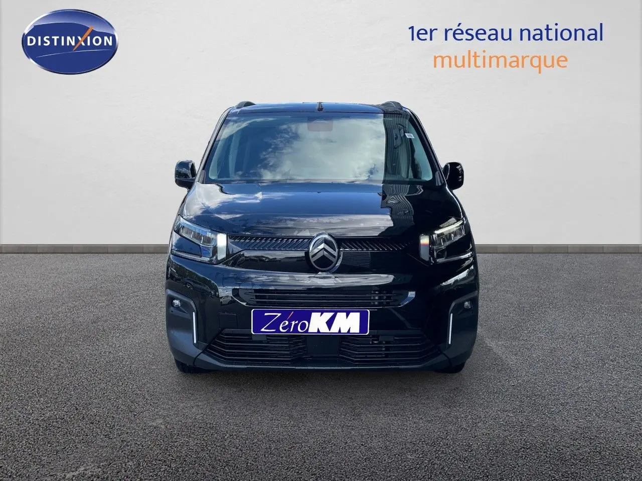 Vue avant d'un Citroën Berlingo noir Perla Nera métallisé, avec calandre et phares LED distinctifs.