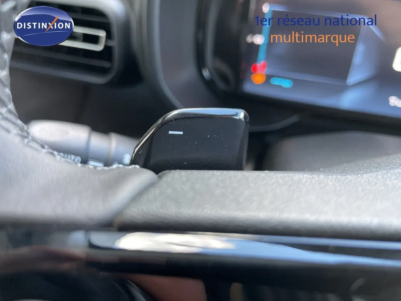 Gros plan sur la palette de changement de vitesse côté droit du volant du Citroën Berlingo noir Perla Nera 2026.
