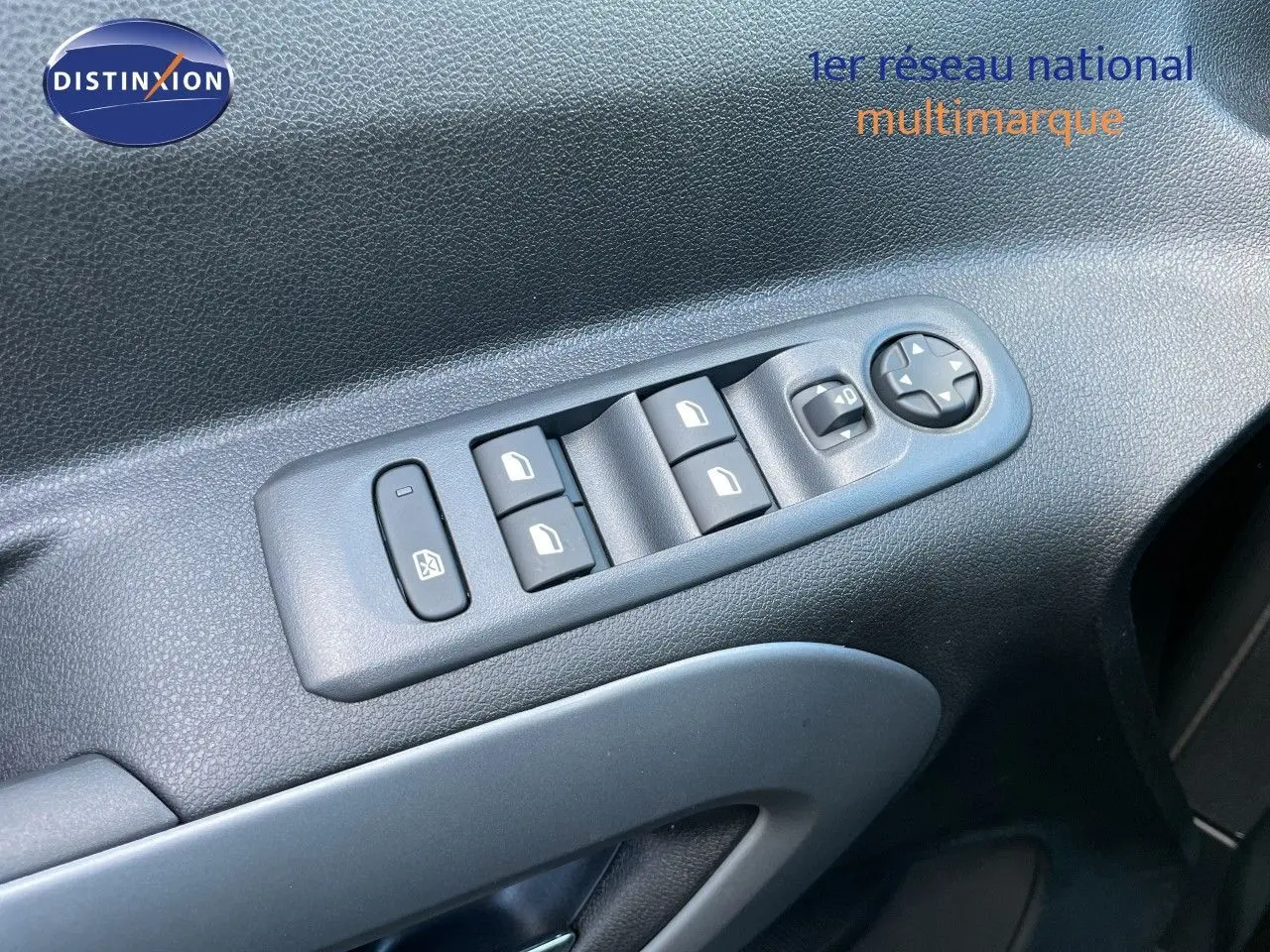 Gros plan sur les commandes de lève-vitres et rétroviseurs côté conducteur du Citroën Berlingo noir Perla Nera 2026.
