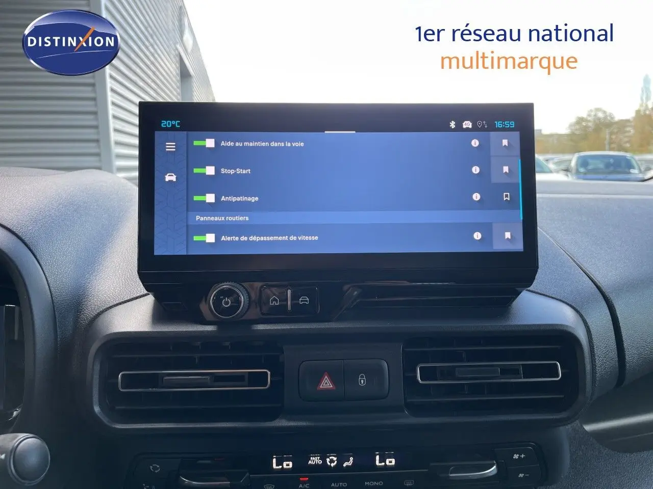 Vue rapprochée de l’écran tactile central et de la console de climatisation du Citroën Berlingo 2026 noir perla nera métal.