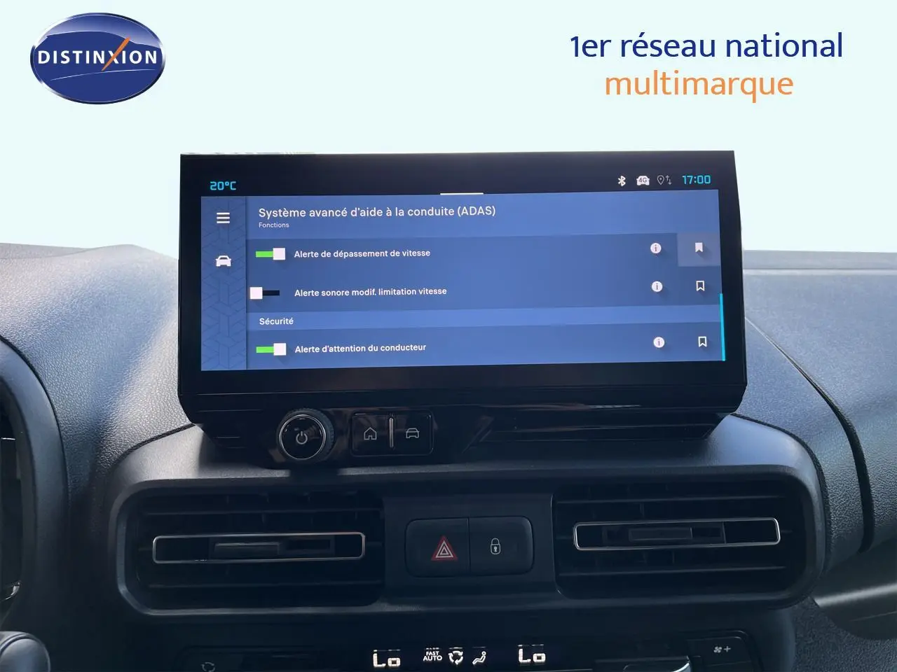 Vue intérieure du tableau de bord du Citroën Berlingo 2026, écran tactile affichant les aides à la conduite.