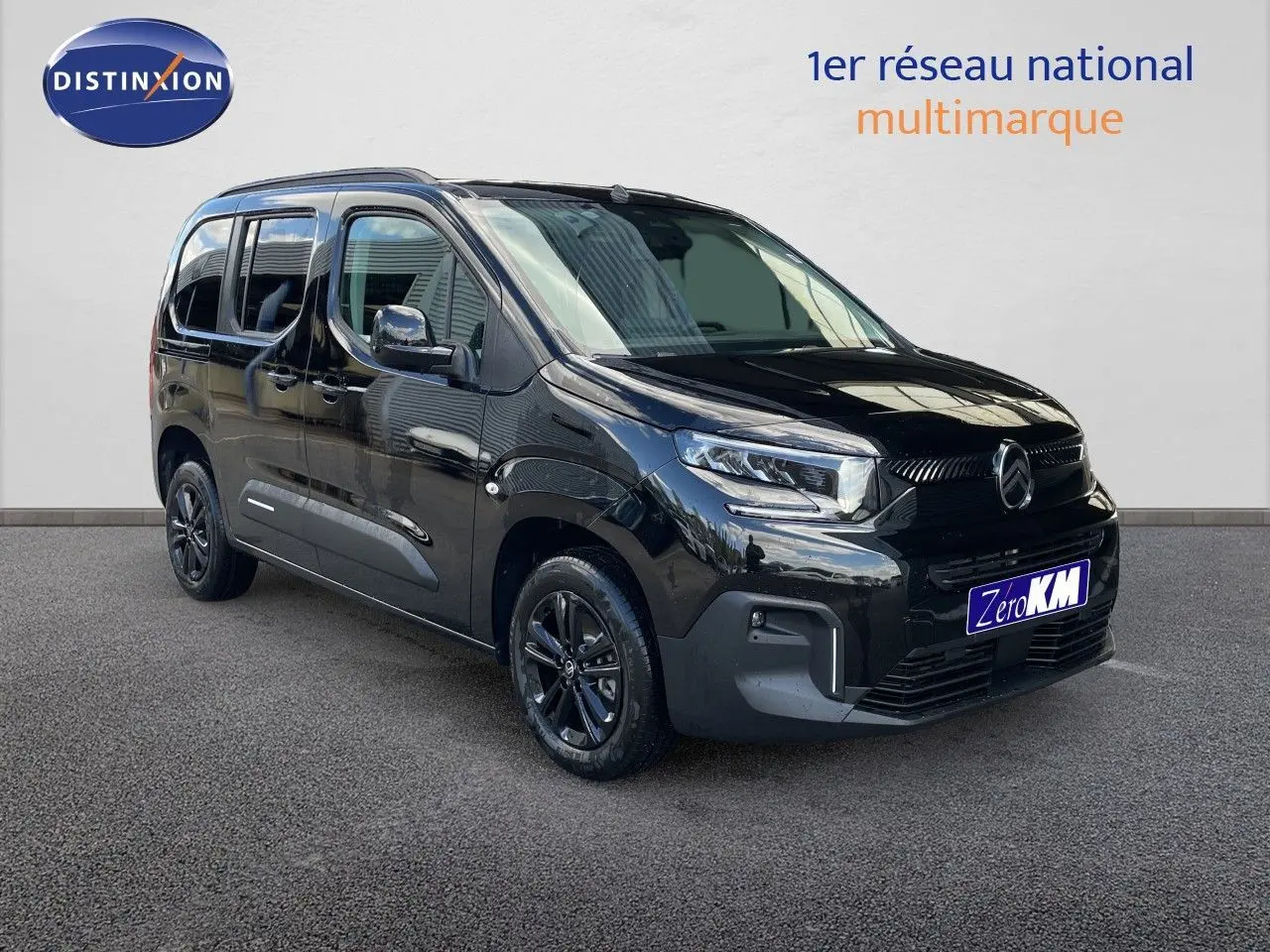 Vue 3/4 avant d'un Citroën Berlingo noir Perla Nera métal avec jantes noires et calandre distinctive.