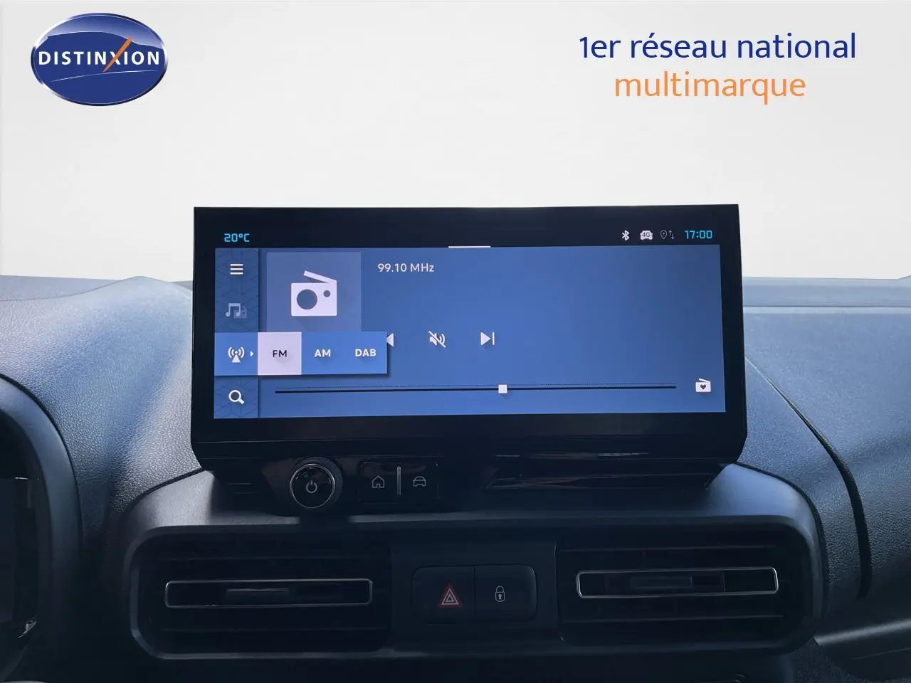 Écran tactile central du tableau de bord du Citroën Berlingo 2026, affichant la radio FM, intérieur noir.