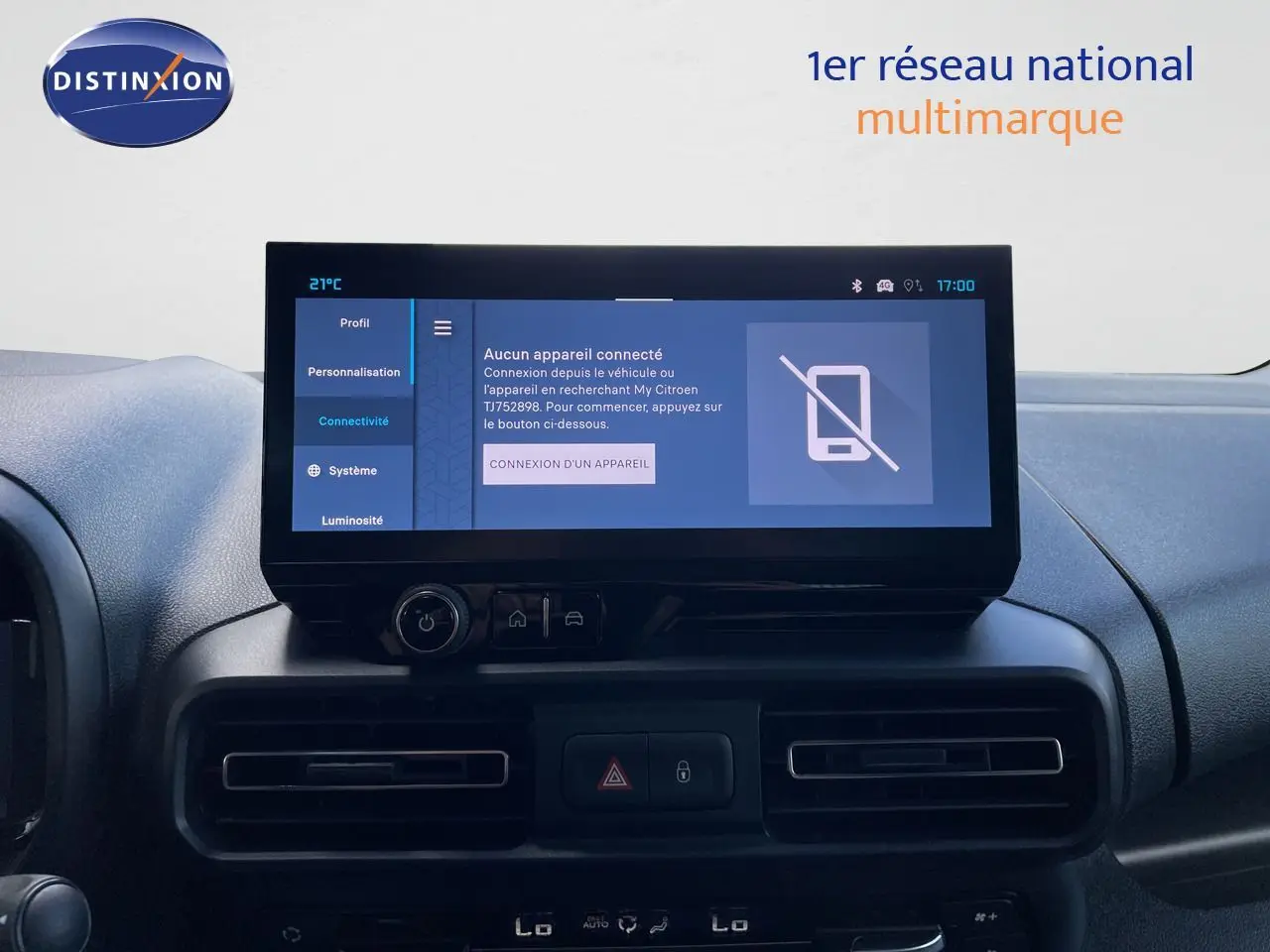Vue intérieure centrée sur l'écran tactile du tableau de bord du Citroën Berlingo 2026, finition noire.