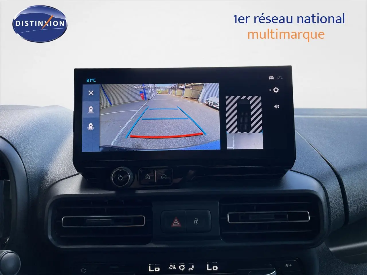 Écran central affichant la caméra de recul du Citroën Berlingo 2026, intérieur noir avec commandes de climatisation visibles.