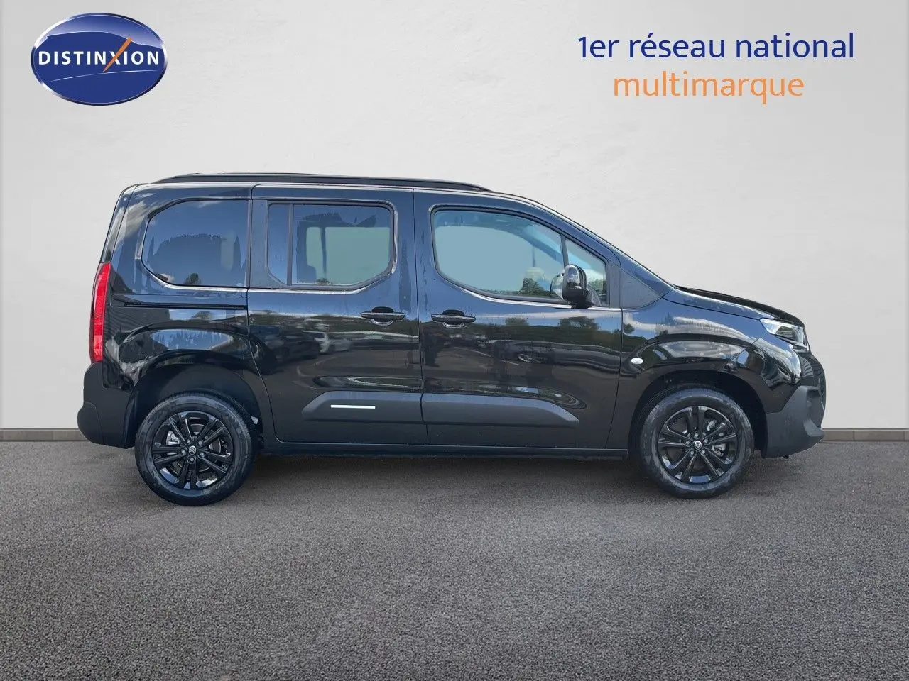 Profil côté gauche du Citroën Berlingo noir Perla Nera 2026, avec jantes noires et vitres teintées.