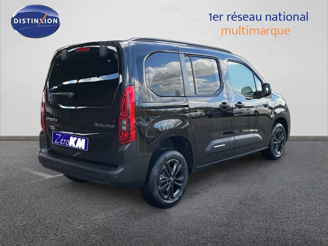 Vue 3/4 arrière droite d'un Citroën Berlingo noir Perla Nera métallisé avec vitres teintées et jantes noires.