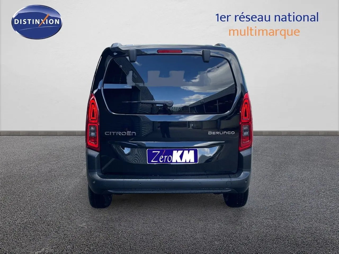 Vue arrière d'un Citroën Berlingo noir Perla Nera métallisé, avec feux arrière LED et vitre teintée.