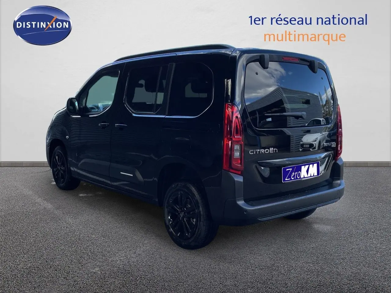 Vue 3/4 arrière droite du Citroën Berlingo noir Perla Nera, avec vitres teintées et jantes noires.