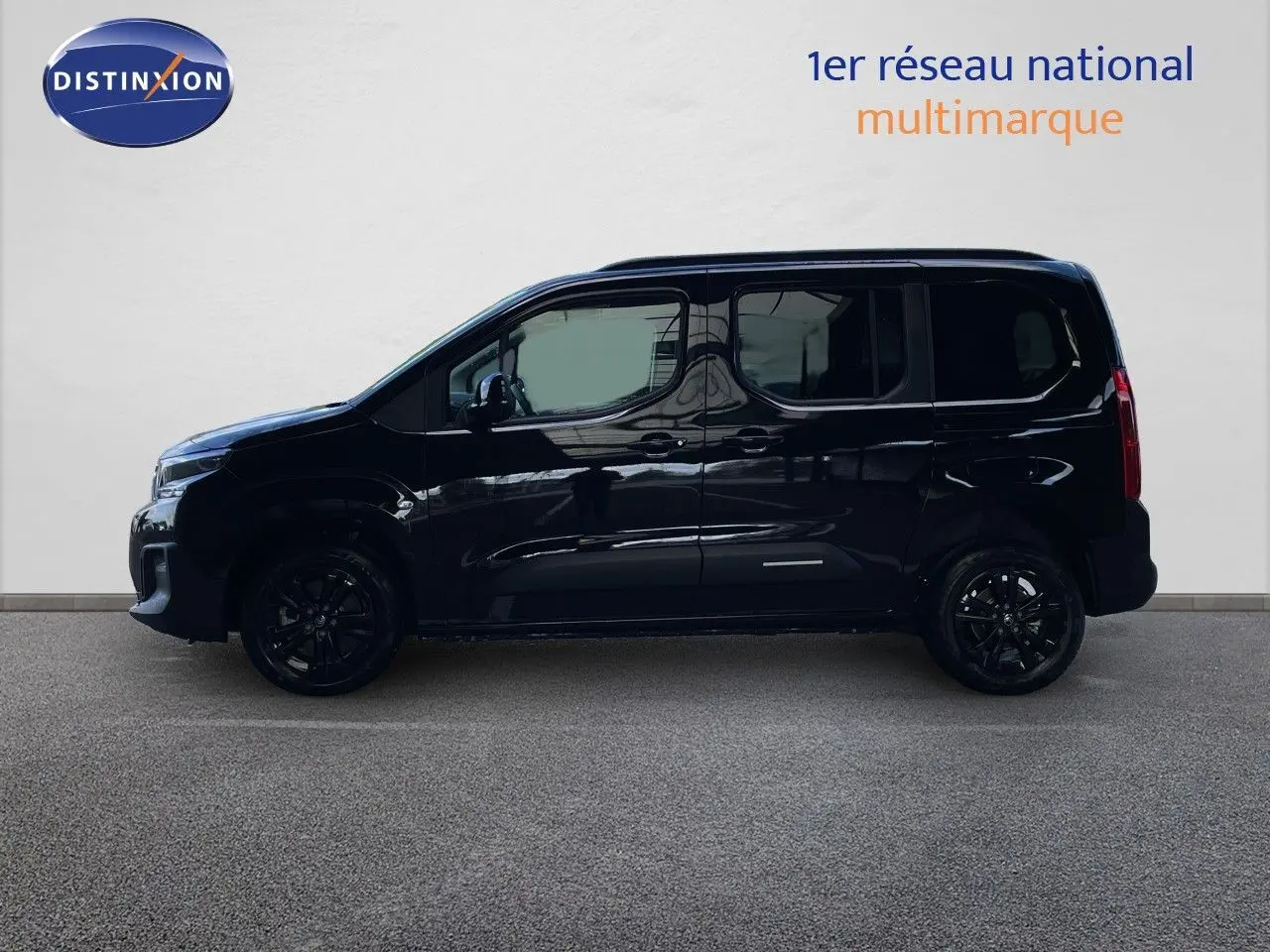 Profil droit du Citroën Berlingo noir Perla Nera métallisé avec jantes noires et vitres teintées.