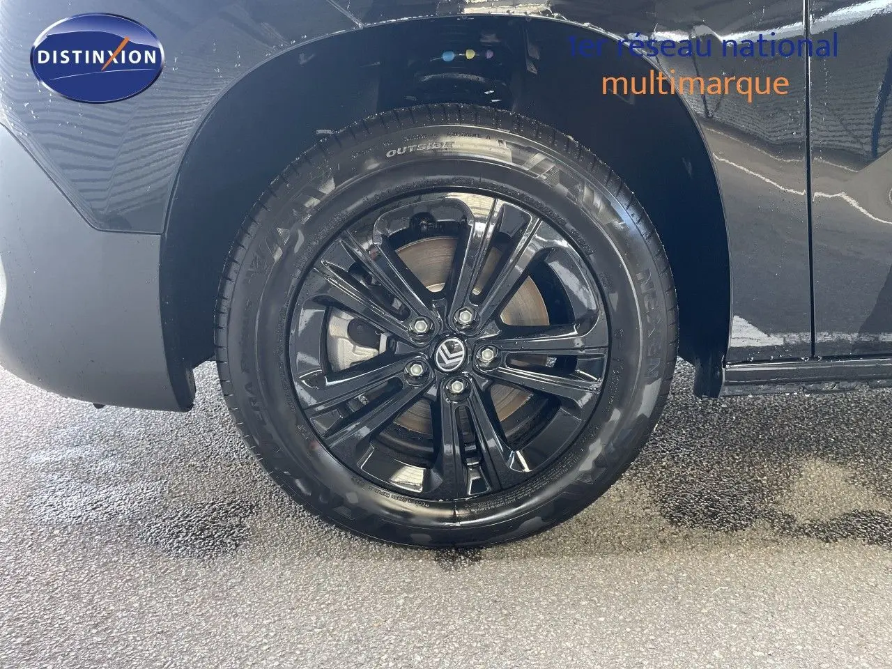 Gros plan sur la roue arrière droite noire brillante du Citroën Berlingo noir Perla Nera métallique 2026.