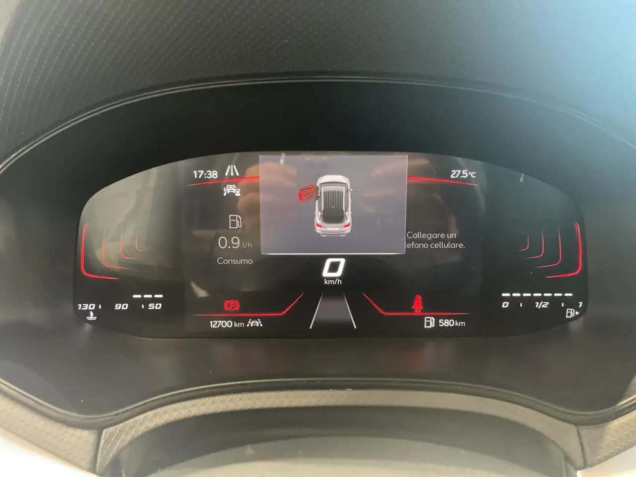 Combiné d'instruments digital 8 pouces du SEAT Arona 2024, affichant vitesse et alertes en rouge et blanc.