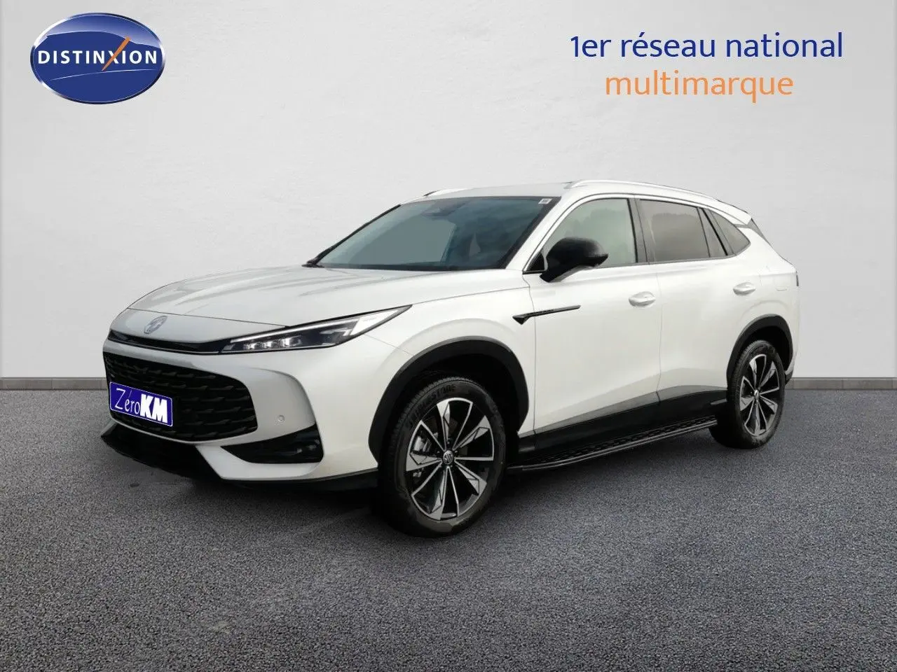 MG Motor EHS 1.5T PHEV 272ch Luxury blanc nacré en 3/4 avant droit avec jantes bi-ton et calandre noire.