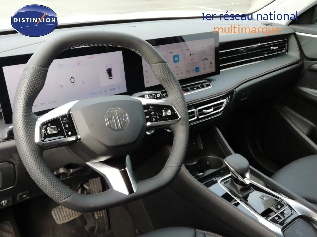 Vue intérieure du poste de conduite MG MOTOR EHS 1.5T PHEV 272CH Luxury avec volant multifonction et écran tactile.