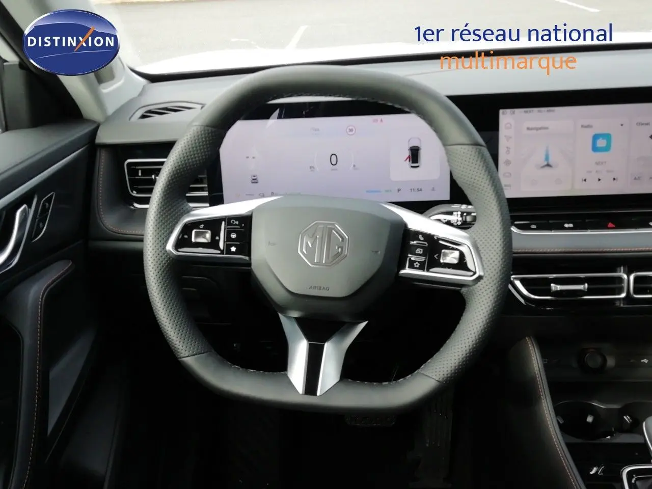 Vue intérieure centrée sur le volant multifonction et le tableau de bord numérique du MG Motor EHS 1.5T PHEV 2026.