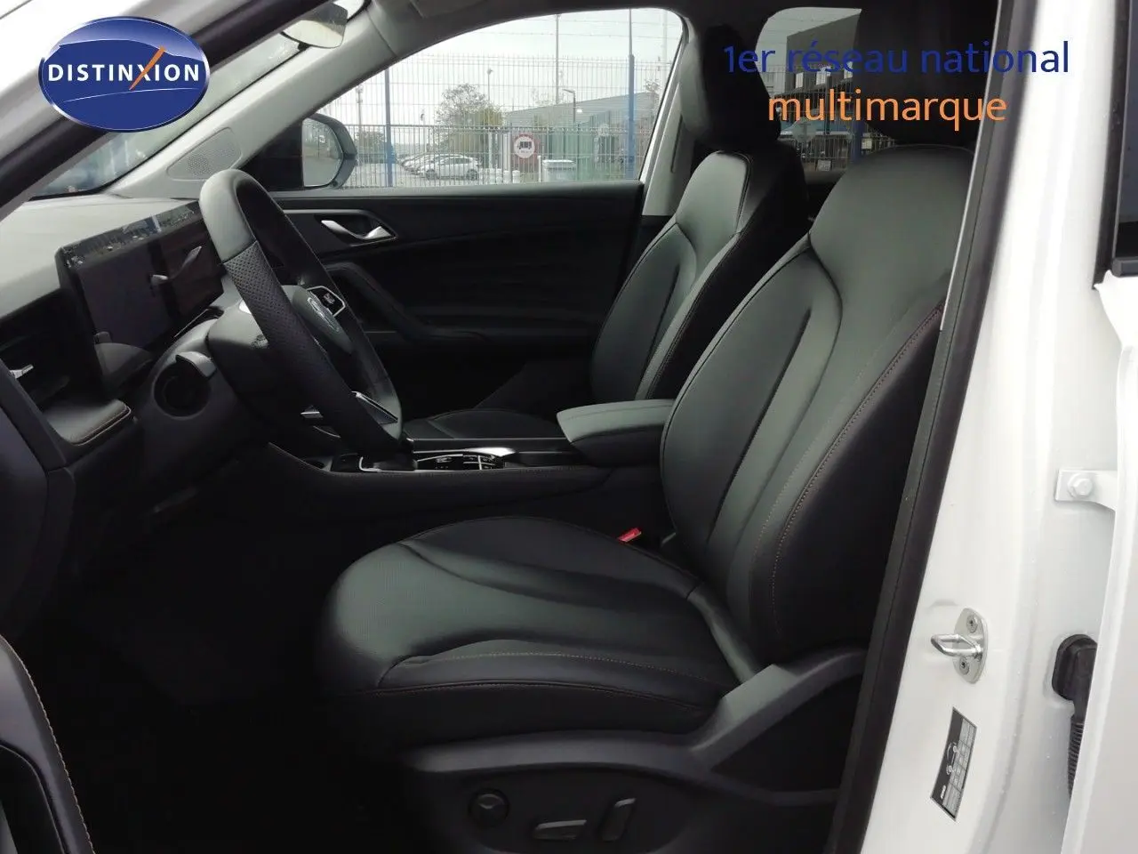 Vue intérieure côté conducteur du MG MOTOR EHS 1.5T PHEV 272CH Luxury 2026, sièges cuir noirs et tableau de bord moderne.