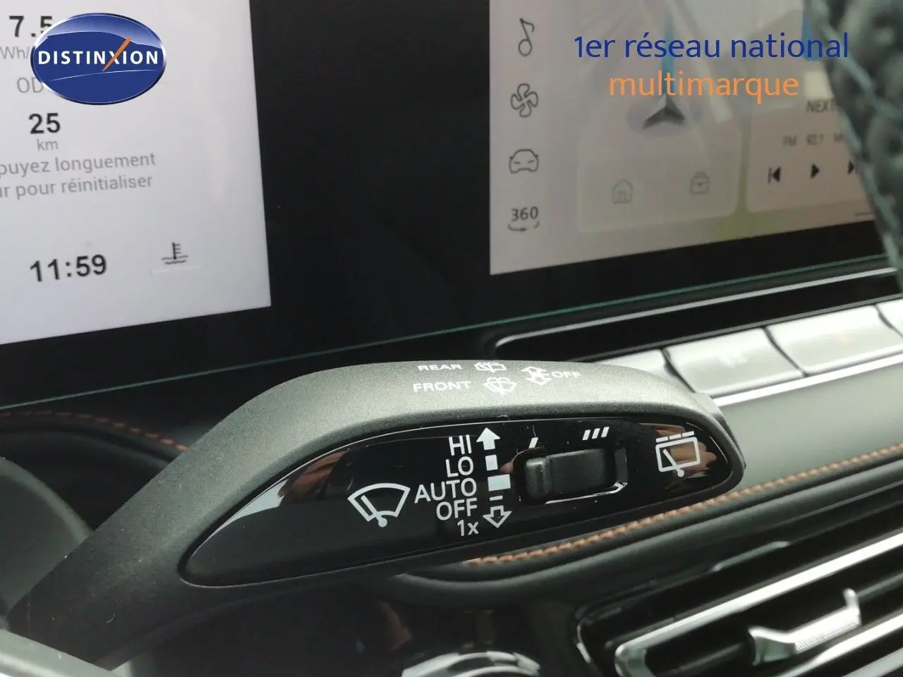 Gros plan sur la commande d’essuie-glace du MG MOTOR EHS 1.5T PHEV 272CH Luxury, intérieur noir avec surpiqûres orange.