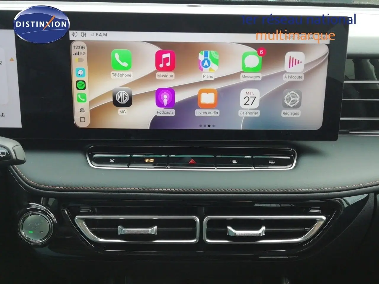 Vue rapprochée de l’écran tactile et de la console centrale du MG MOTOR EHS 1.5T PHEV 272CH Luxury en intérieur noir.