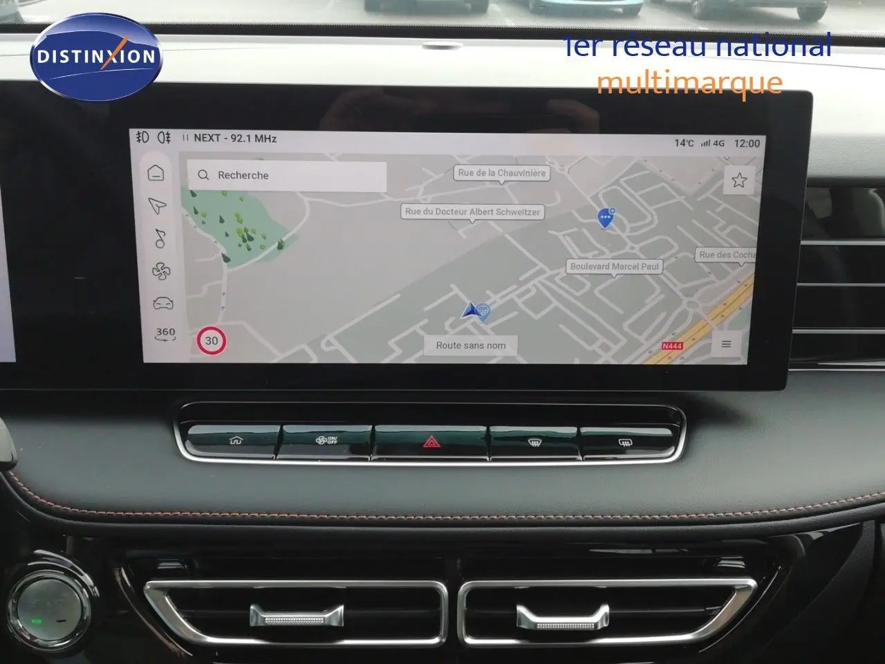 Tableau de bord du MG Motor EHS 1.5T PHEV 272CH Luxury 2026 en blanc perle, écran tactile avec navigation affichée.