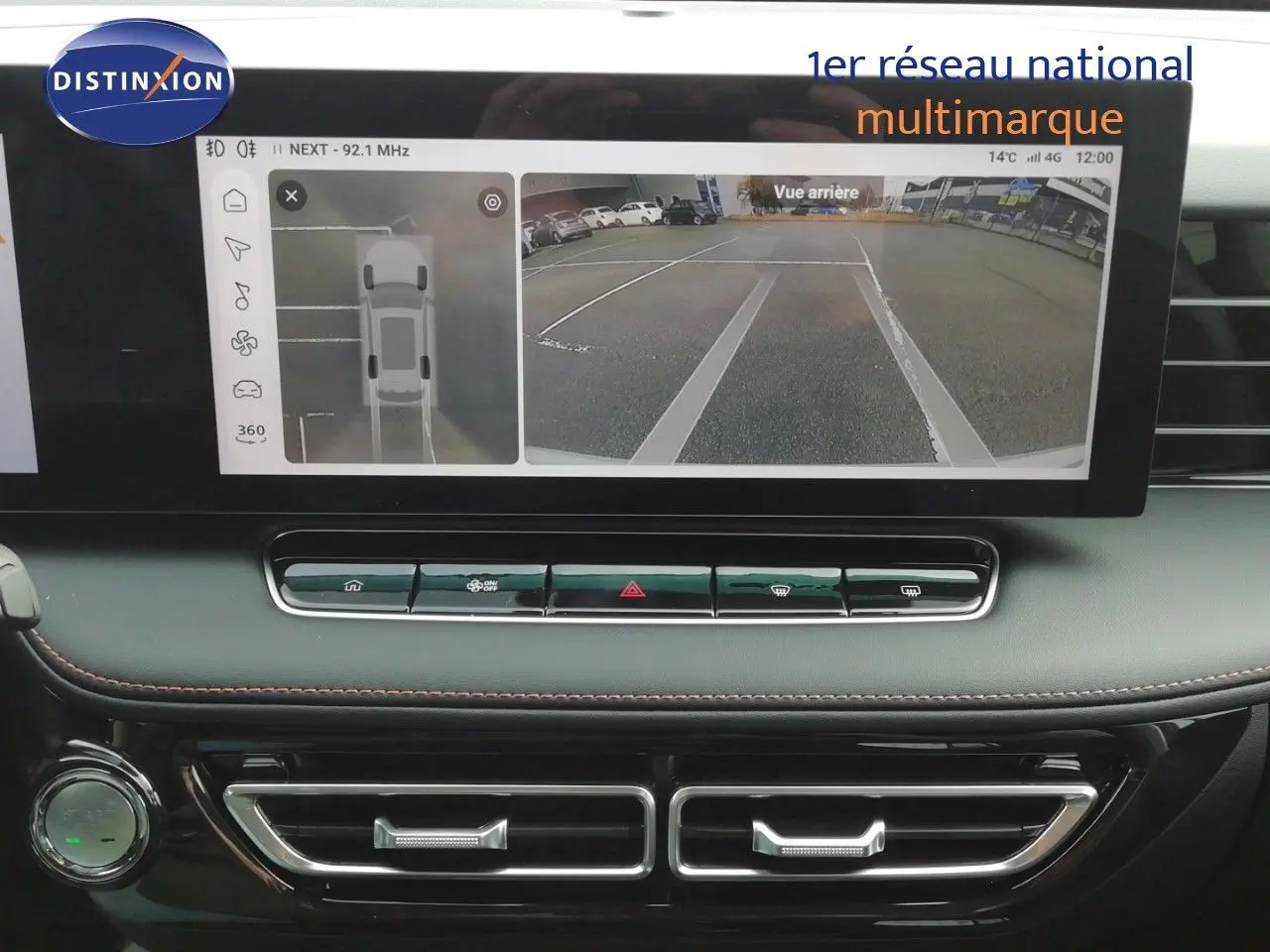 Vue intérieure du tableau de bord du MG MOTOR EHS 1.5T PHEV 272CH LUXURY avec écran tactile affichant la caméra 360° et vue arrière.