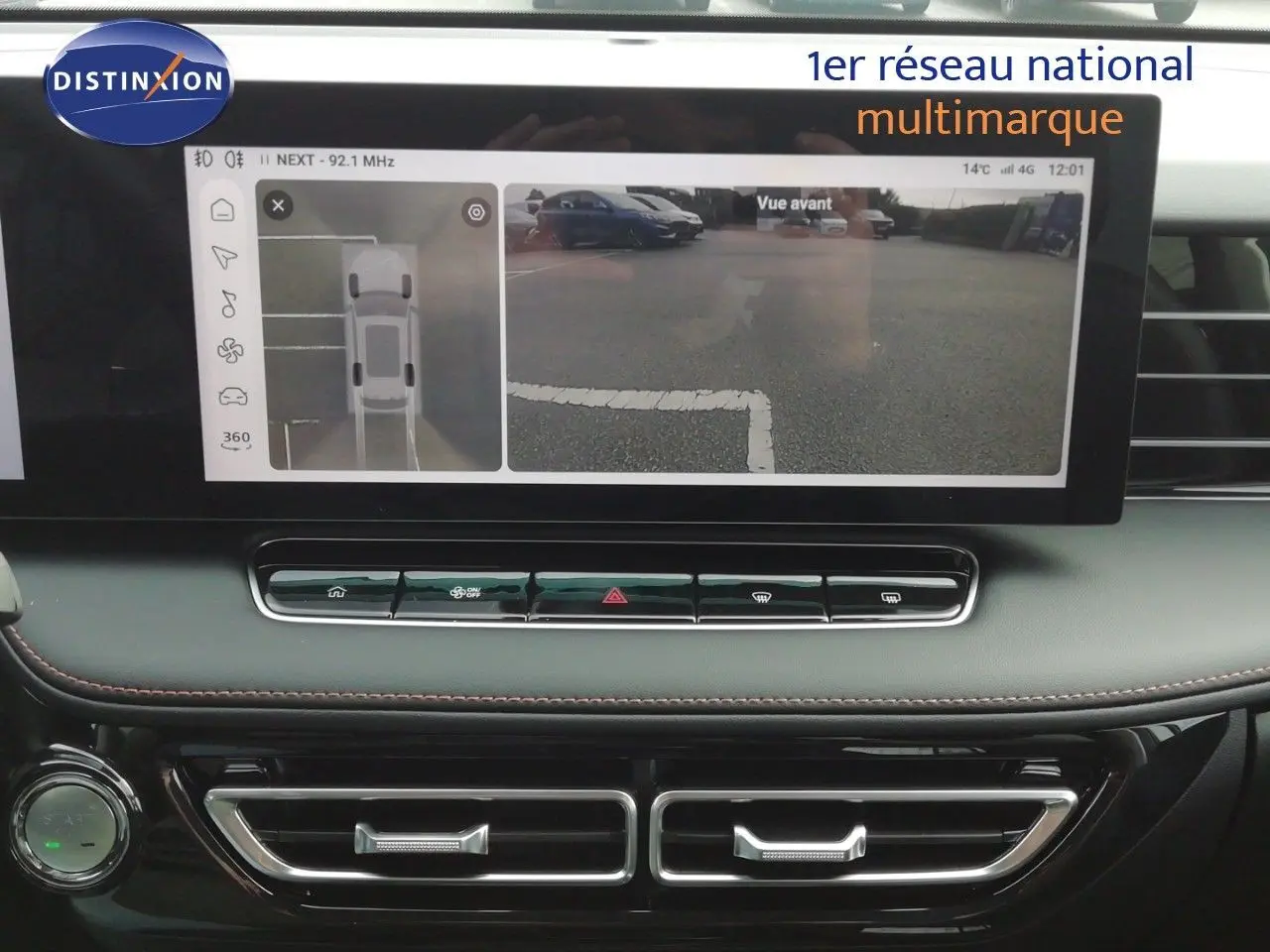 Vue du tableau de bord et écran central affichant la caméra 360° du MG MOTOR EHS 1.5T PHEV en intérieur noir.