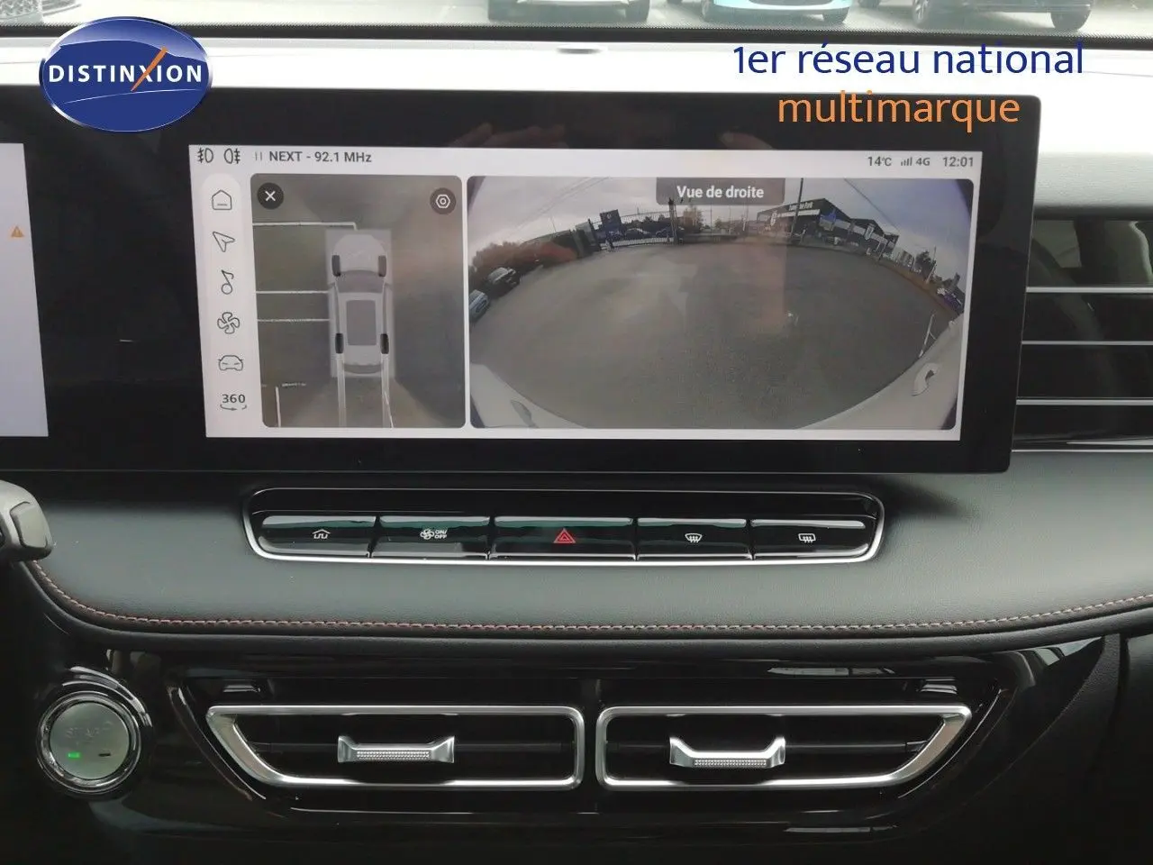 Vue intérieure du tableau de bord du MG MOTOR EHS 1.5T PHEV 2026 avec écran tactile affichant la caméra 360 et les aérateurs noirs.