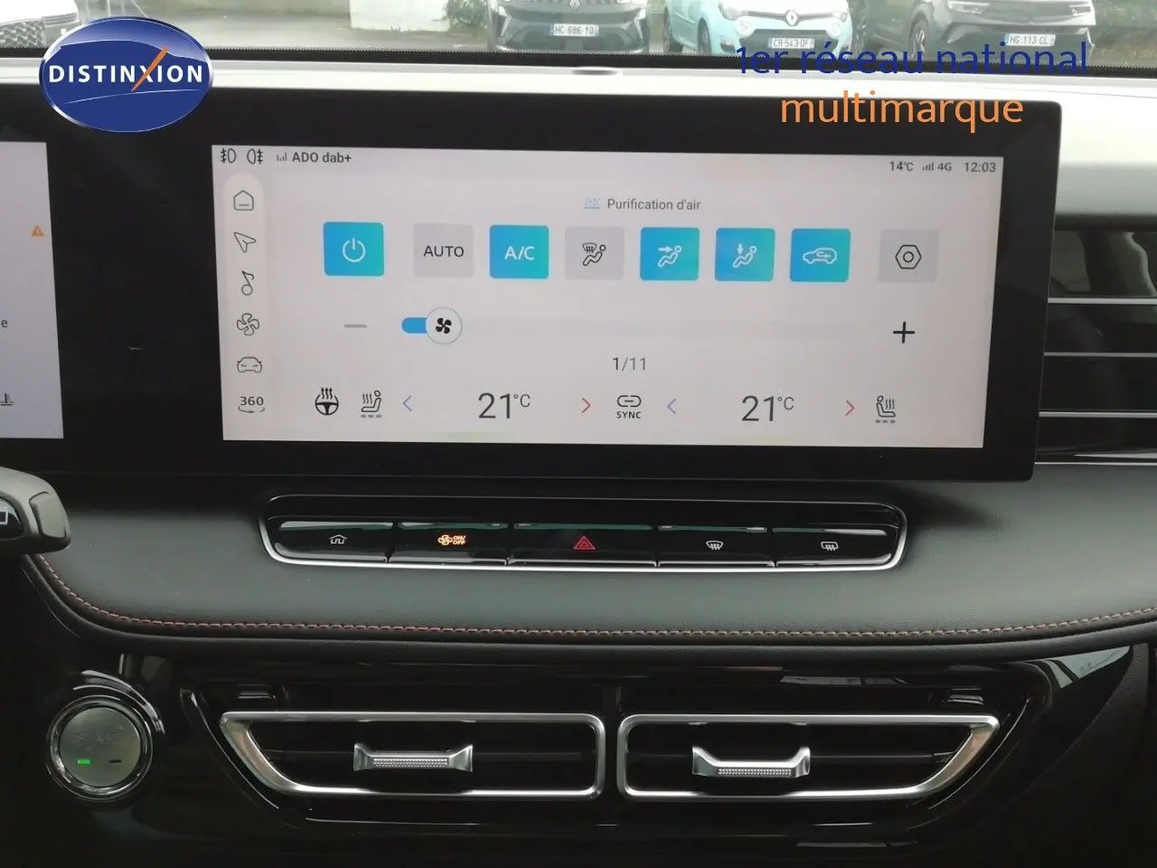 Tableau de bord du MG MOTOR EHS 1.5T PHEV 272CH Luxury 2026, écran tactile affichant la climatisation, intérieur noir.
