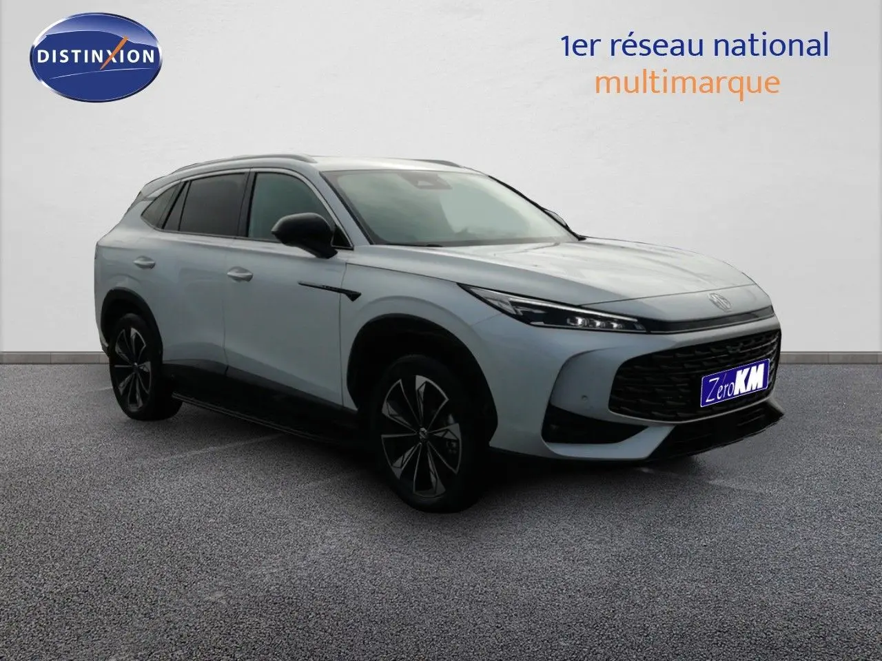 MG Motor EHS 1.5T PHEV 272ch Luxury blanc nacré, vue 3/4 avant droit avec jantes bi-ton et calandre noire.