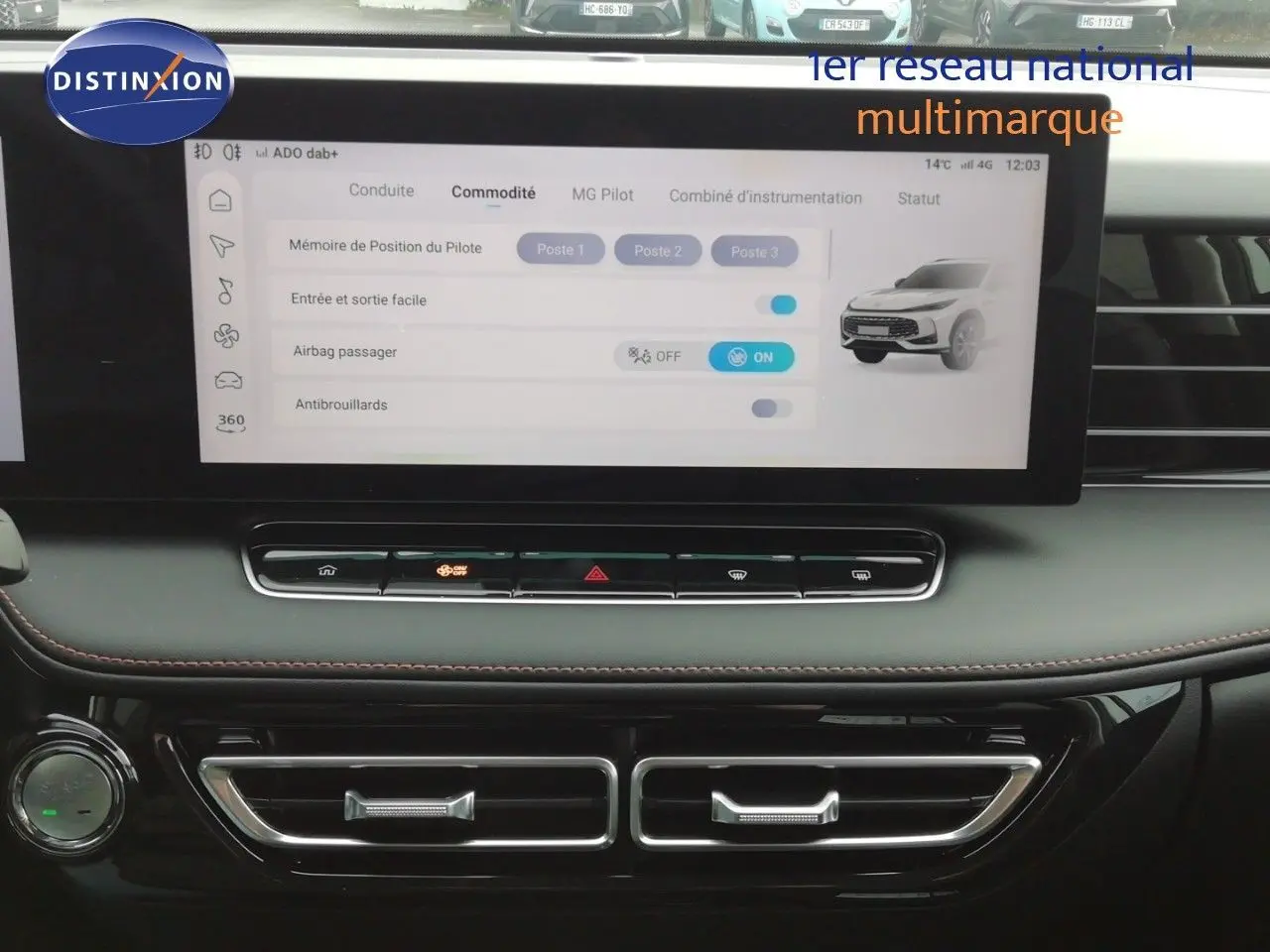 Vue intérieure centrée sur l’écran tactile et la console centrale du MG MOTOR EHS Pearl White Metal 2026 hybride rechargeable.