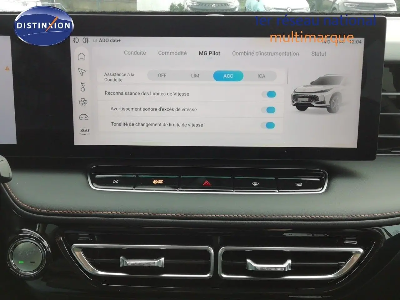 Vue intérieure du tableau de bord du MG MOTOR EHS 1.5T PHEV 272CH Luxury avec écran tactile affichant les options d'assistance à la conduite.