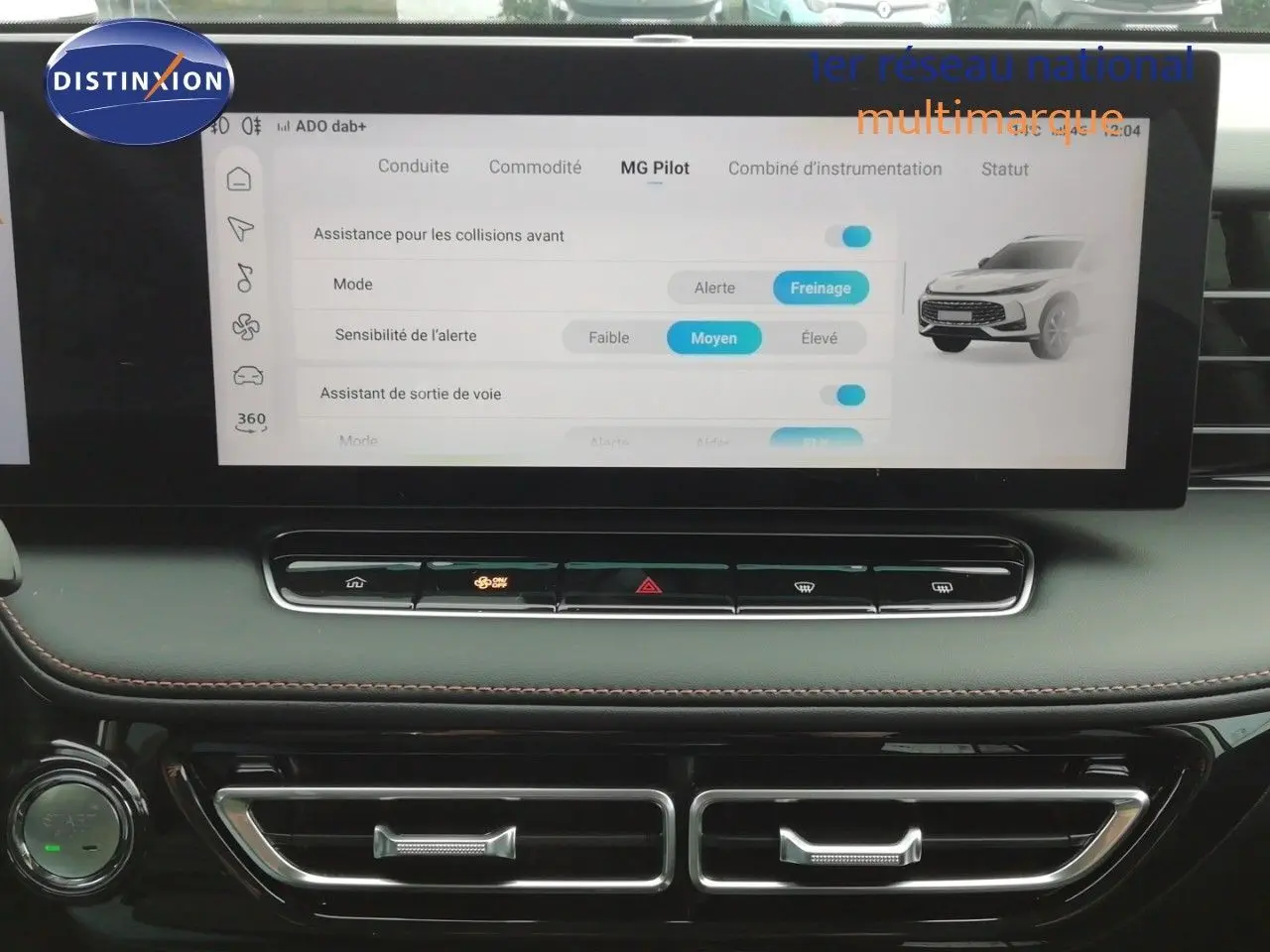 Vue rapprochée de l’écran tactile central et de la console noire du MG Motor EHS Pearl White Metal, affichant les réglages d’assistance à la conduite.
