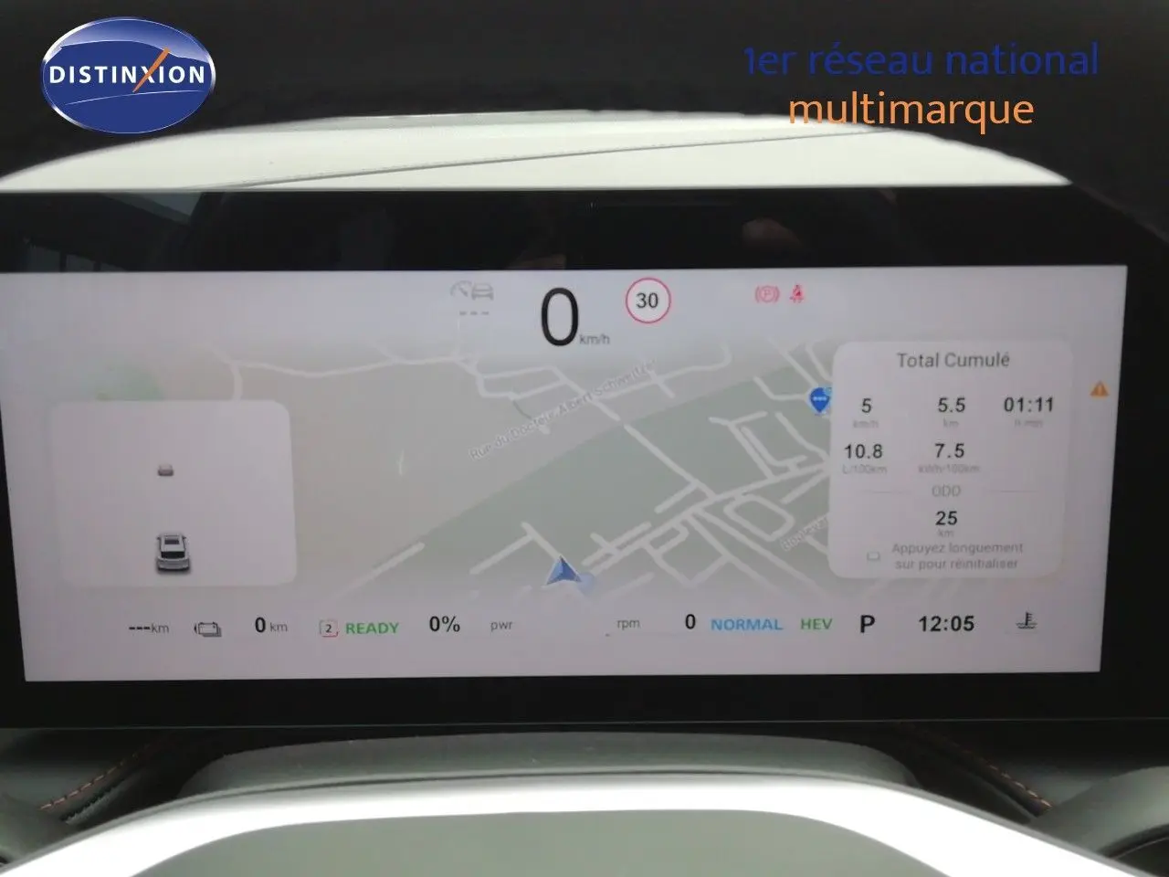 Affichage numérique du tableau de bord MG Motor EHS 1.5T PHEV 2026 en blanc perle, vue frontale centrée sur l'écran.