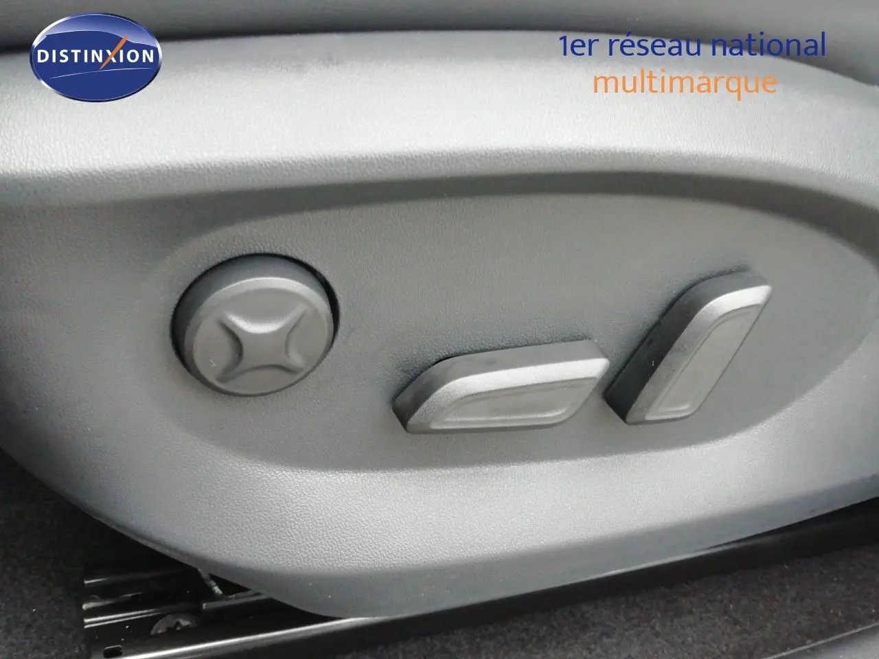 Réglages électriques des sièges côté conducteur sur MG Motor EHS 1.5T PHEV 272CH Luxury, intérieur noir.