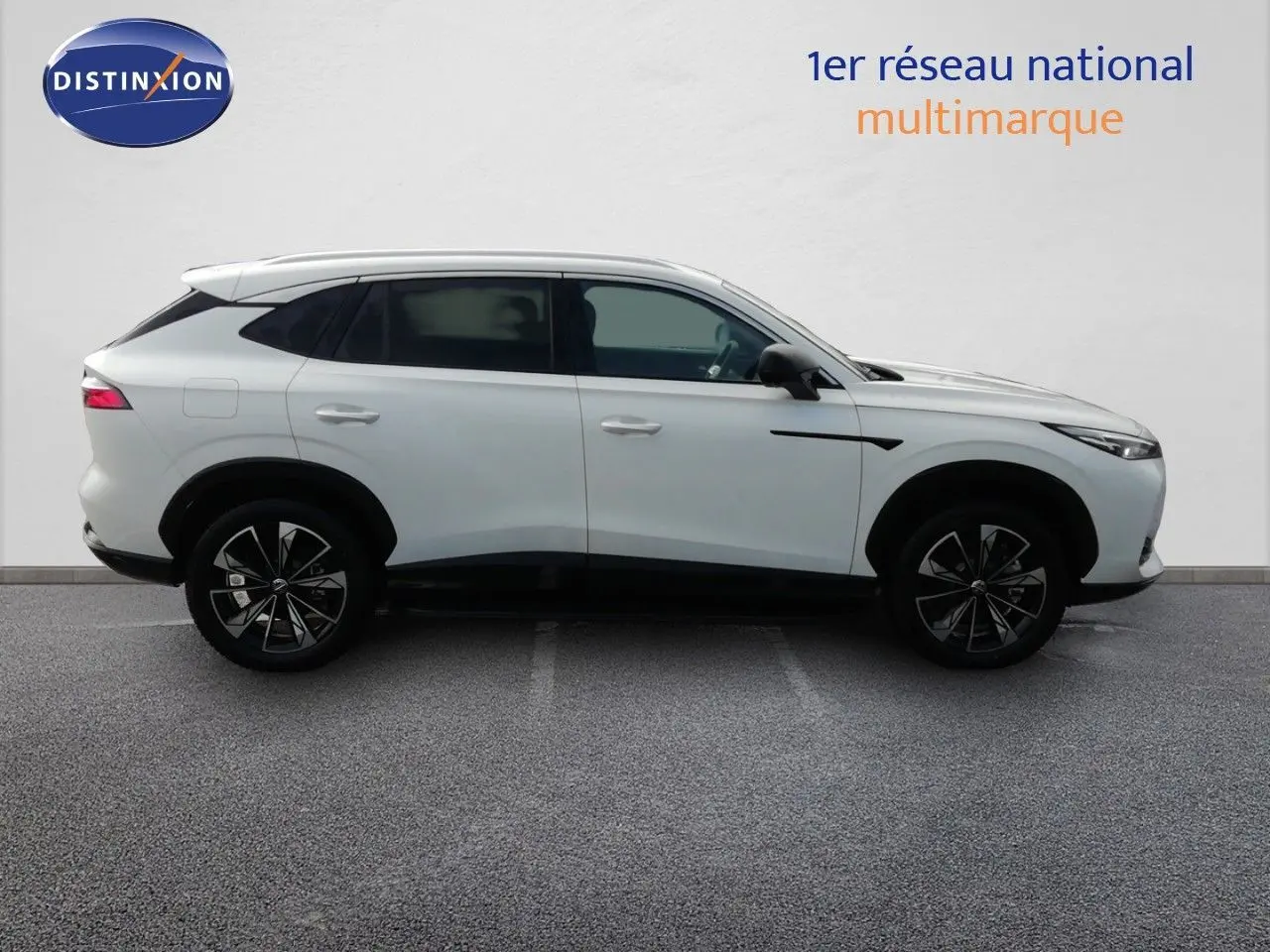 Vue de profil côté gauche du SUV MG EHS 1.5T PHEV 272CH Luxury en blanc nacré avec jantes bi-ton.
