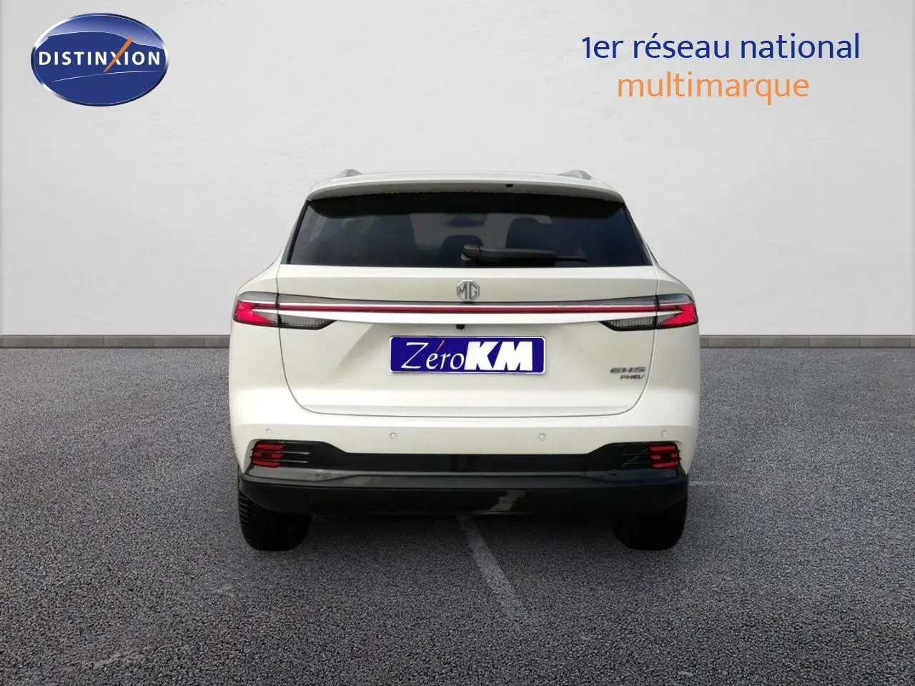 Vue arrière d'un MG MOTOR EHS 1.5T PHEV 272CH Luxury blanc nacré avec feux LED fins et logo central.