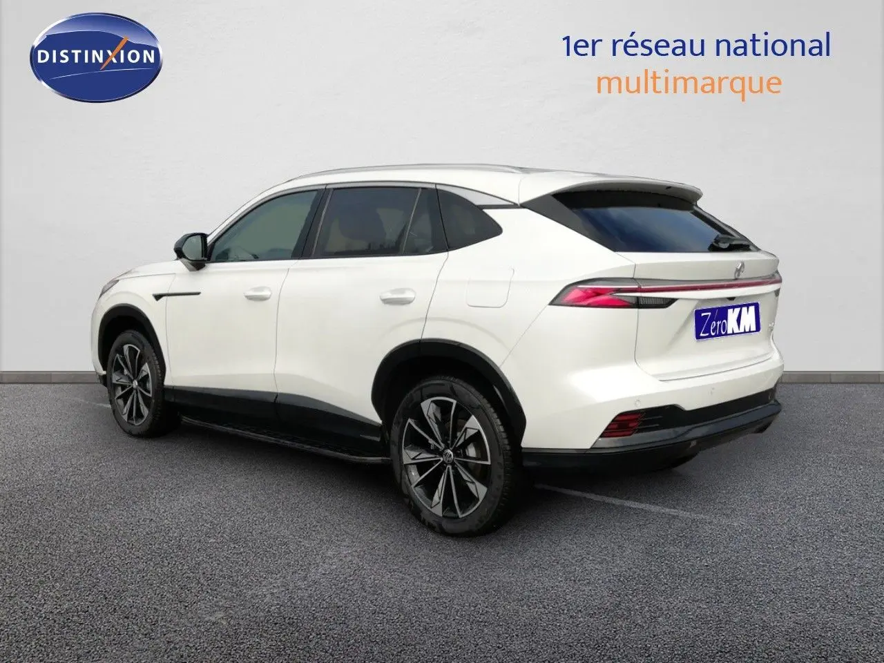 MG Motor EHS 1.5T PHEV 272CH Luxury blanc nacré en 3/4 arrière droit, jantes alliage noires et toit noir contrasté.
