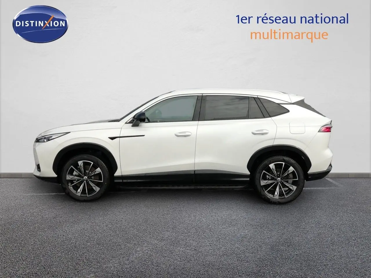 MG Motor EHS 1.5T PHEV 272CH Luxury en blanc nacré, vue de profil côté gauche avec jantes bi-ton 19 pouces.