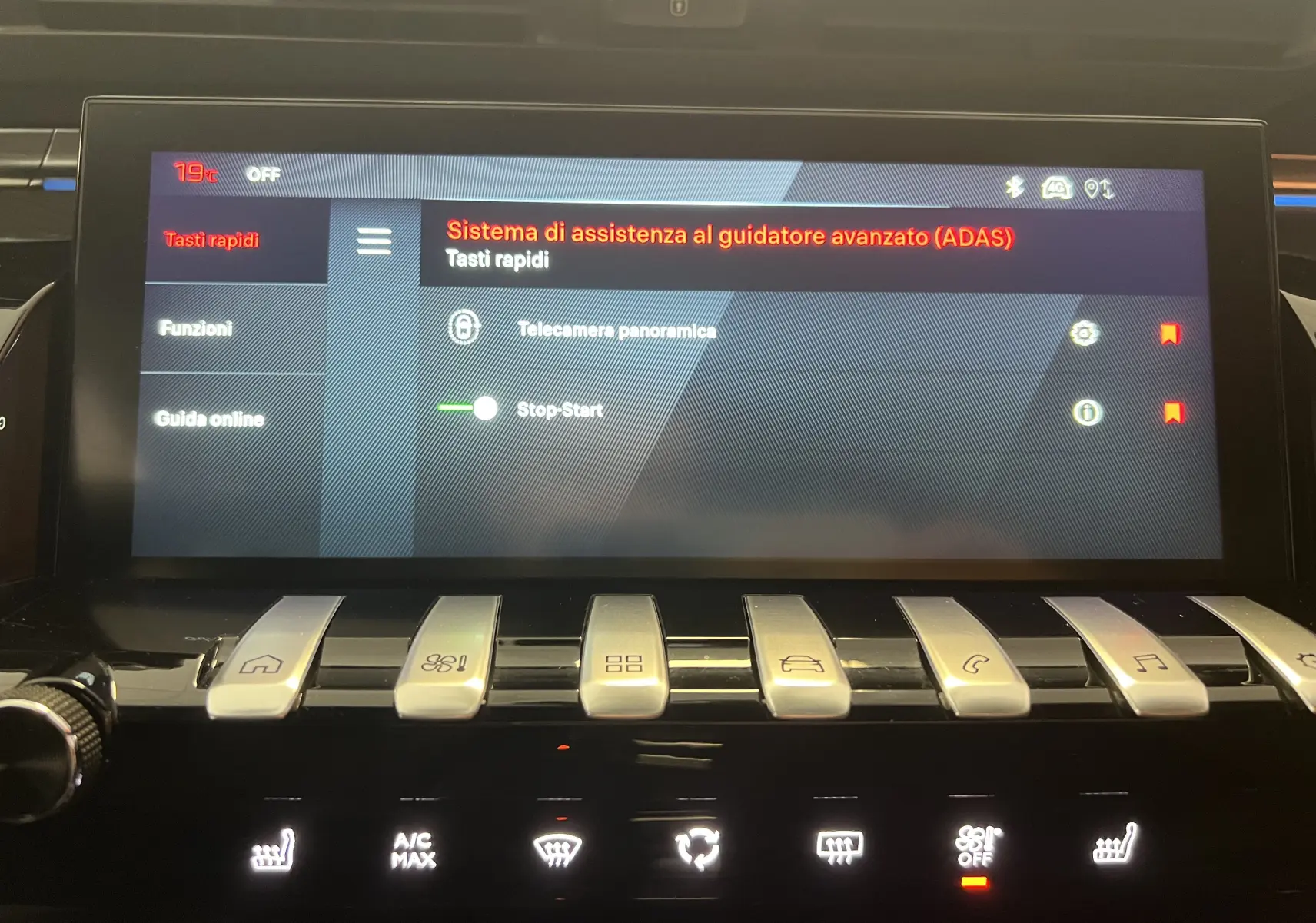 Écran tactile central du Peugeot 508 SW 2024 affichant les options d'assistance à la conduite avec commandes tactiles en dessous.