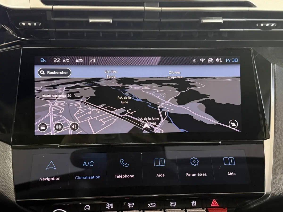 Écran tactile de navigation 10 pouces dans le tableau de bord d'une Peugeot 308 bleu, vue intérieure frontale.